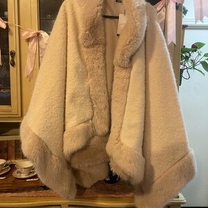 Elegant Cream Faux Fur Trim Cape